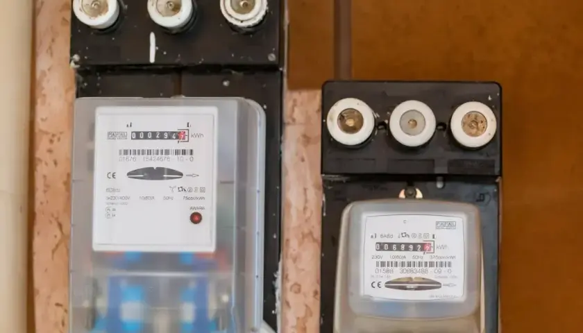 Dwa liczniki energii elektrycznej. Na lewym widoczny numer licznika Tauron: 0002947.