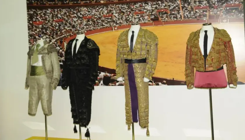 Trajes de luces exhibidos, cada hombrera torero es una obra de arte bordada, listos para la arena.