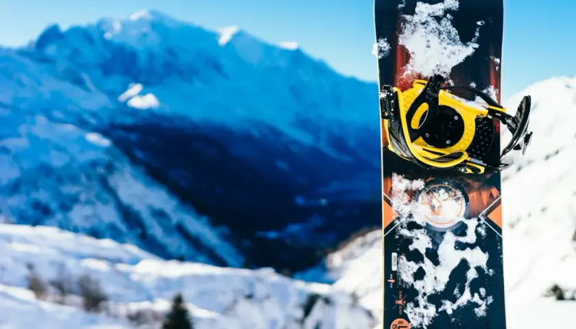 Deska snowboardowa dla początkujących, gotowa na pierwsze zjazdy po ośnieżonych stokach.