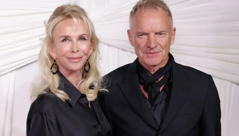 Sting i jego żona Trudie Styler w czarnych strojach. Sting zona, elegancka para na tle białej tkaniny.