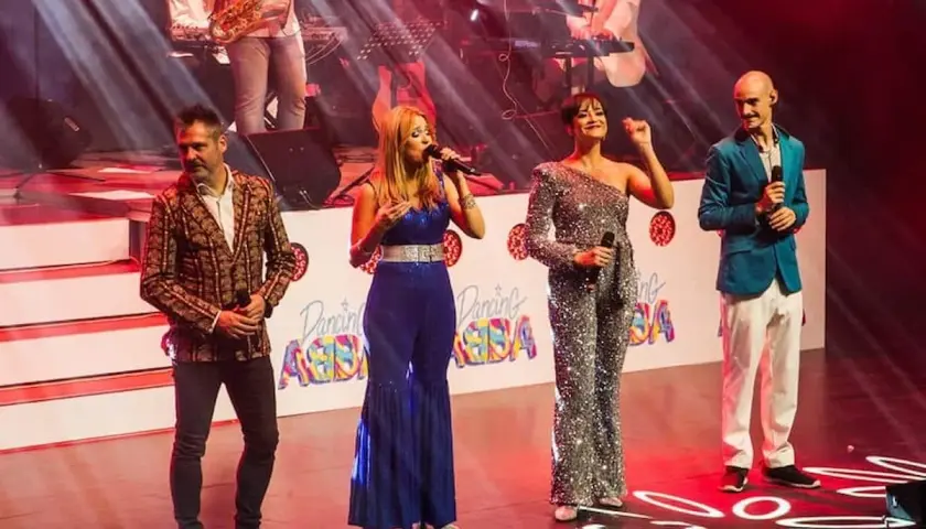 Actuación de "Mamma Mia" en Valencia con un grupo tributo a ABBA. ¡Noche de música y brillo!