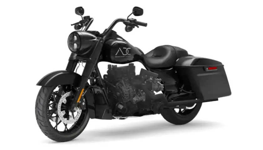 Impresionante moto diesel negra, estilo bagger, con motor expuesto y alforjas.