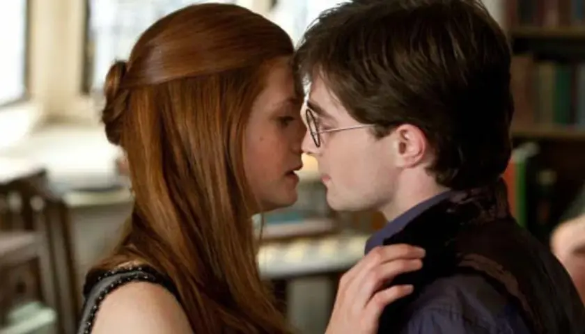 Harry i Hermiona w intymnym momencie, ich twarze zbliżone do pocałunku.