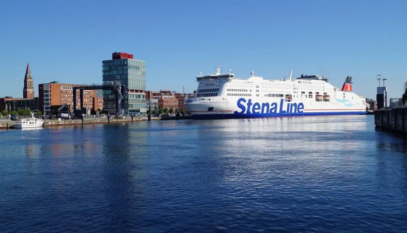 Ogromny prom Stena Line cumuje w porcie. Zastanawiasz się, ile płynie prom do Szwecji?