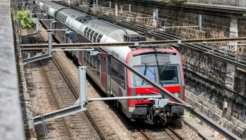 Pociąg RER Paryż na torach, widok z góry.
