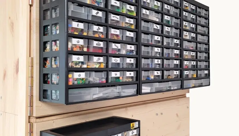 Praktische lego aufbewahrung ideen: viele Schubladen-Organizer sortieren bunte Bausteine.