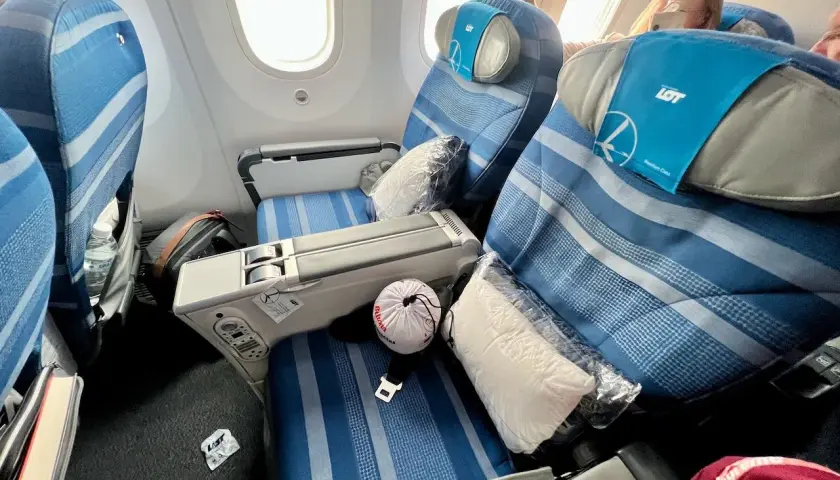 Wygodne fotele w klasie premium LOT Dreamliner. Czas na relaksujący lot.