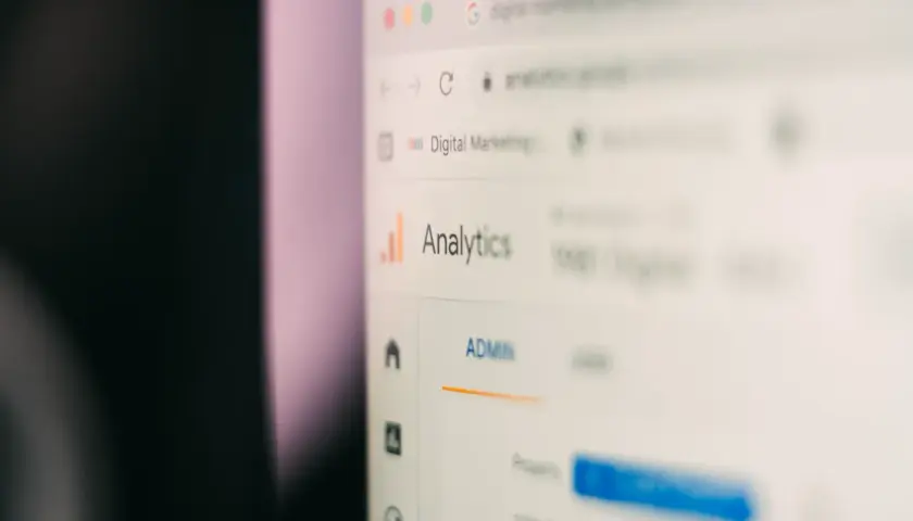Ekran komputera z panelem Google Analytics. Widoczna nazwa "Analytics" i sekcja "ADMIN". Analiza danych dla 1981 Digital Marketing.