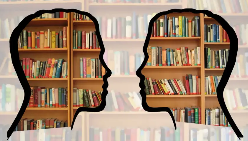 Dwie sylwetki ludzkie zarysowane na tle regałów z książkami. Idealne dla osób zainteresowanych bibliotekoznawstwo studia.