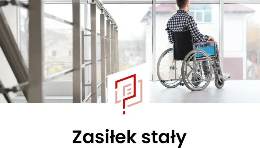 Mężczyzna na wózku inwalidzkim patrzy przez okno. Temat: zasiłek stały.