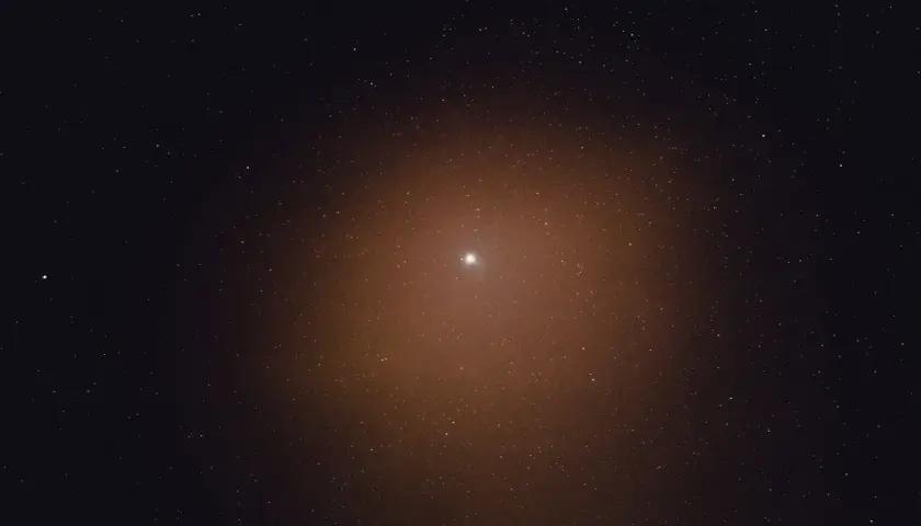 Jasna, jasna centauri gwiazda pośrodku rozgwieżdżonego nieba.