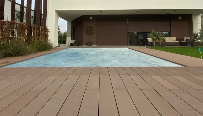 Ponte in legno effetto parquet, ideale per creare pavimenti esterni economici e moderni attorno alla piscina.