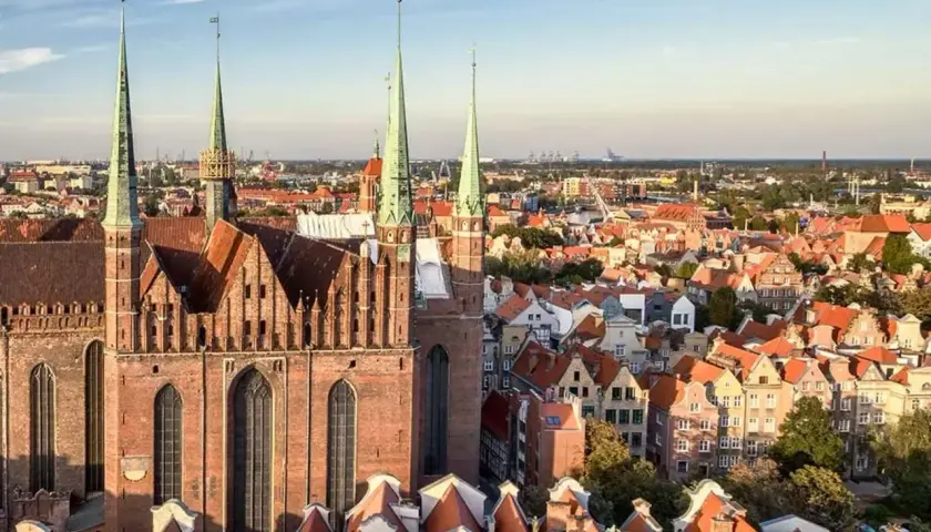 Widok na Bazylikę Mariacką i urokliwe kamienice Gdańska Stare Miasto.