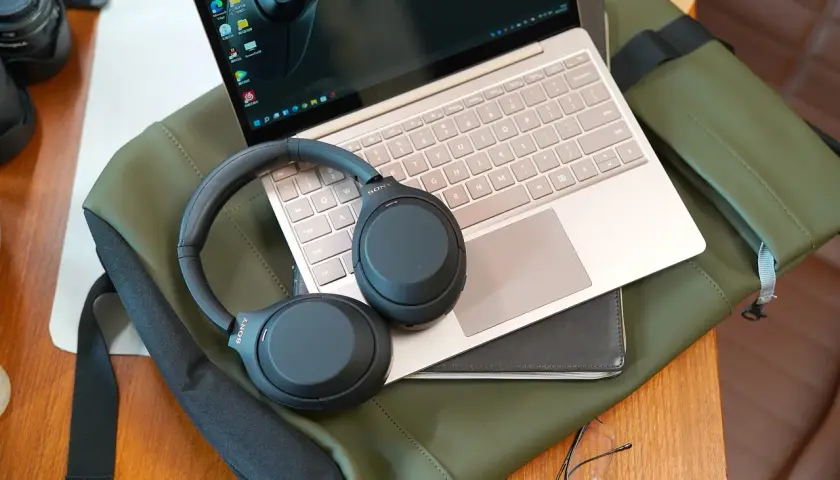 Słuchawki Sony na laptopie. Dowiedz się, jak podłączyć słuchawki do telefonu, aby cieszyć się muzyką w podróży.
