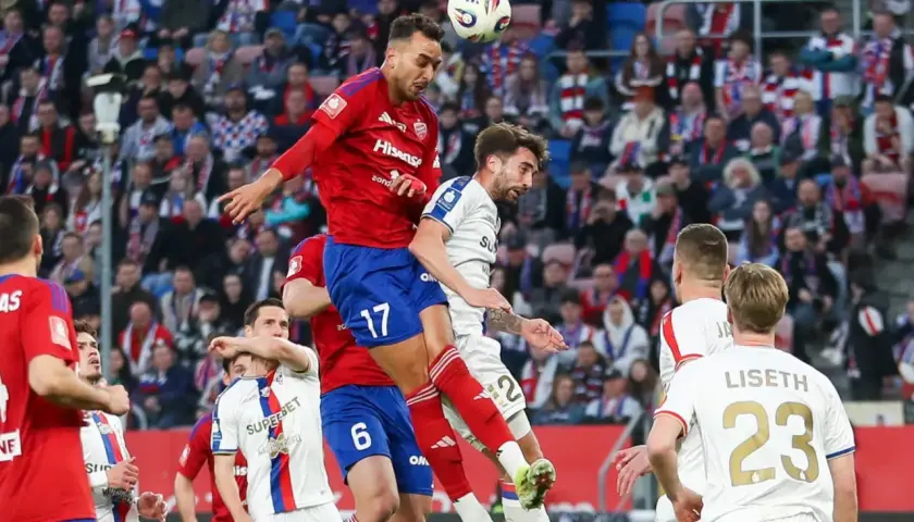 Piłkarze walczą o piłkę w powietrzu podczas meczu Górnik Zabrze – Raków Częstochowa.