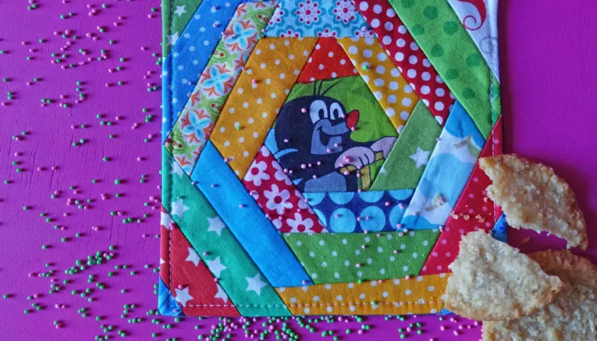 Bunter Patchwork-Untersetzer mit Maulwurf-Motiv, tolle Patchwork-Ideen für Kinder. Daneben Kekse und Streusel.