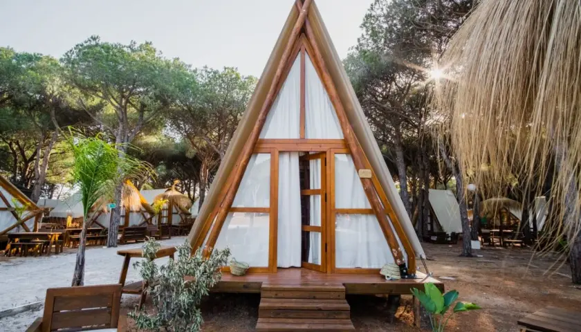 Descubre los mejores camping Andalucía. Glamping en un entorno natural con tiendas tipo cabaña y zonas de descanso.