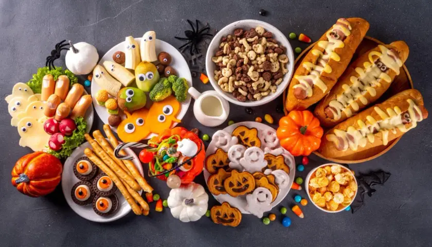Przerażająco pyszne, nowoczesne dania mięsne na imprezę w stylu Halloween: hot-dogi-potwory, serowe duchy i inne straszne przekąski.