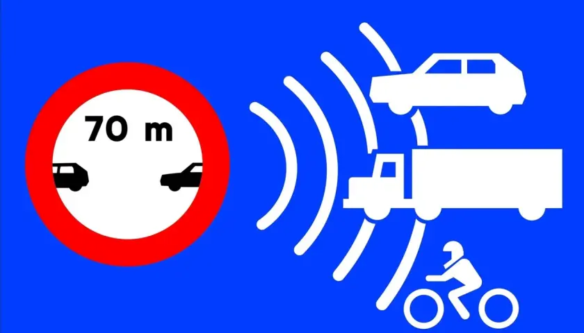 Señal de tráfico: distancia mínima de 70m entre vehículos. Un coche, un camión y una motocicleta son detectados por radar.