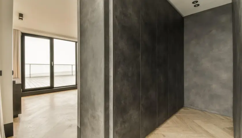 Nowoczesna ściana działowa z betonu architektonicznego i drewna.
