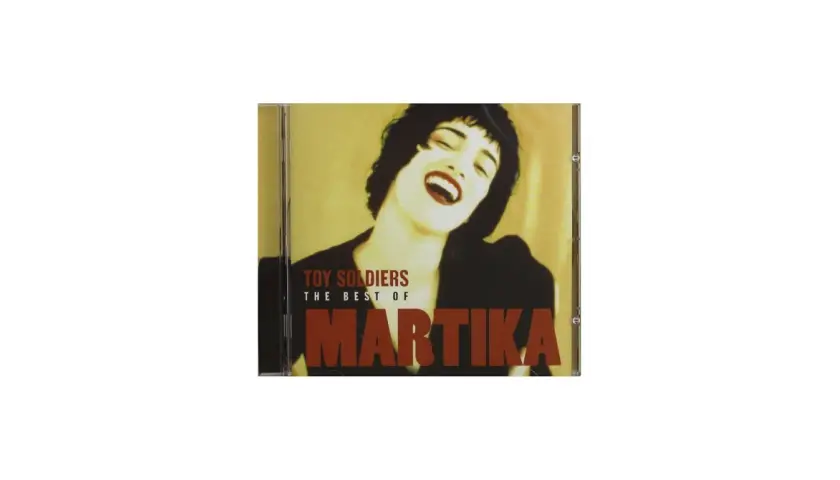 Okładka płyty CD "Toy Soldiers: The Best of Martika" z wokalistką Martiką śmiejącą się.
