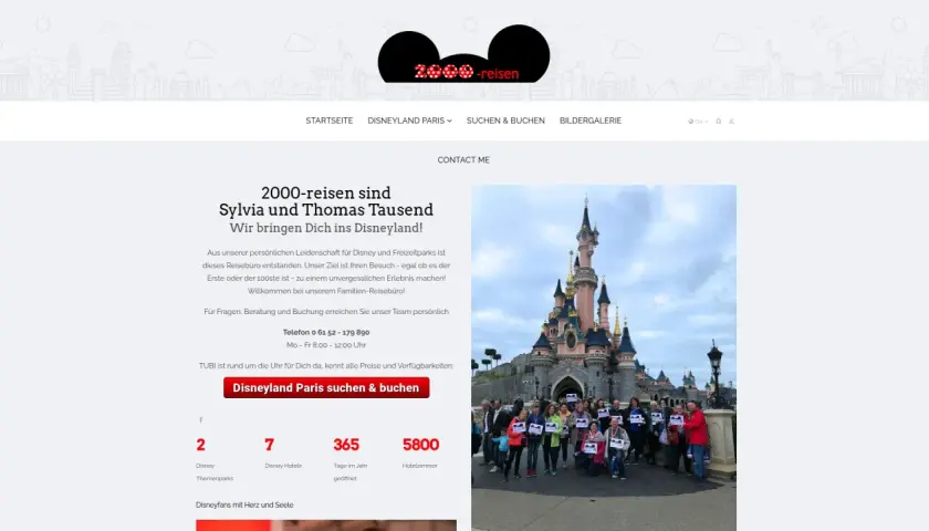 Eine Gruppe von Disneyfans steht vor dem Schloss im Disneyland Paris. Hier buchen Sie Ihre Reise zum Disneyland Paris.