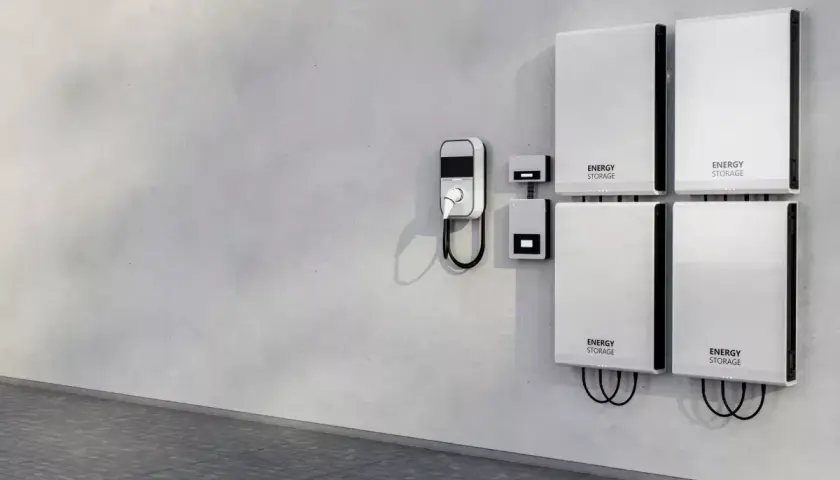 Nowoczesny bank energii 5kW z ładowarką do pojazdów elektrycznych na ścianie.