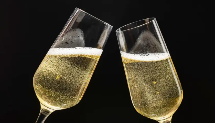 Deux flûtes de champagne pétillant, un toast pour célébrer la différence champagne et mousseux.