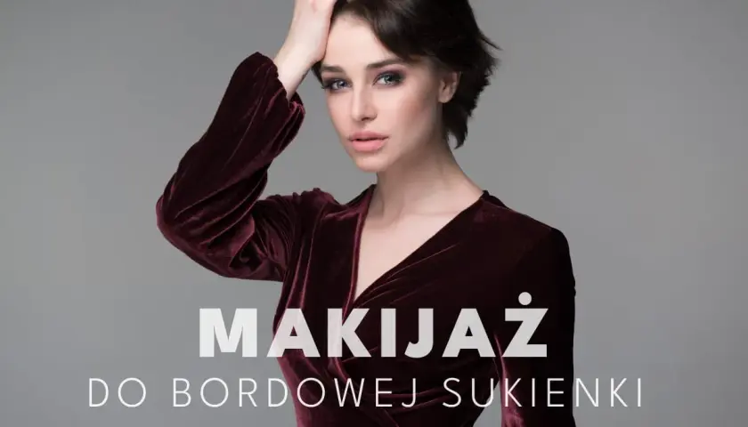 Elegancki makijaż do bordowej sukienki. Kobieta w aksamitnej kreacji z wyrazistym smoky eye i delikatnymi ustami.