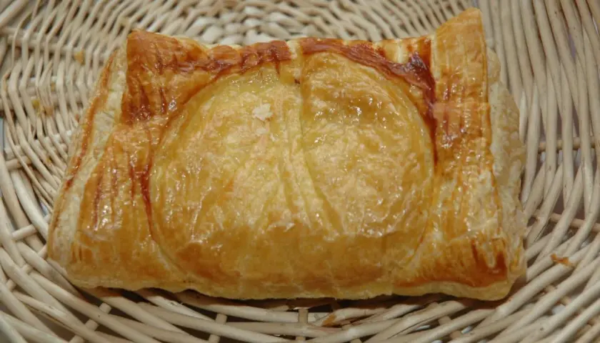 Un feuilleté de ris de veau doré et croustillant, présenté dans un panier en osier. Un délice à savourer.