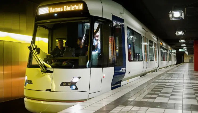 Tram "Vamos Bielefeld" na stacji. Co to znaczy? To zaproszenie do podróży, do odkrywania miasta.