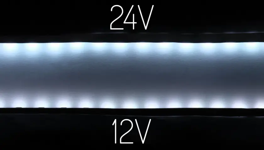 Porównanie jasności taśm led 12V i 24V. Górna taśma 24V świeci jaśniej niż dolna 12V.