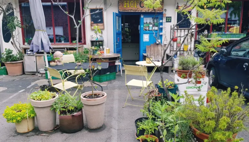 Ein idyllischer Hofladen in Bochum mit vielen Pflanzen und Sitzgelegenheiten. Hier finden sich Bochum Geheimtipps für entspannte Stunden.