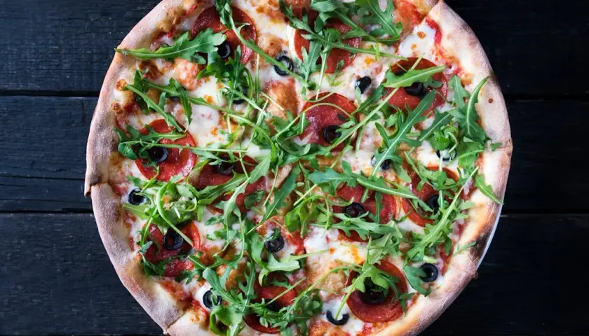 Pizza z gruszką i serem pleśniowym – wyjątkowy smak na każdą okazję