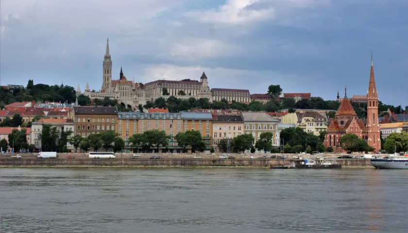 Widok na wzgórze zamkowe w Budapeszcie z Dunaju, z widocznymi kościołem Macieja i budynkami kompleksu zamkowego.