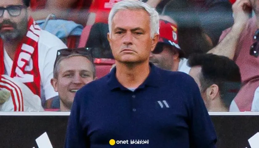 José Mourinho, znany z prowadzenia drużyny z charyzmą, na tle kibiców.