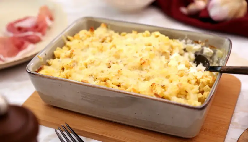 Un plat gratiné de crozets savoyards, prêt à être dégusté. Une recette réconfortante et gourmande.