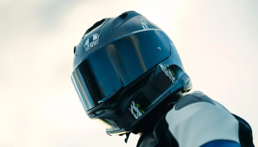 Casco moto AGV nero con visiera scura. Attenzione alla scadenza casco moto per la tua sicurezza.