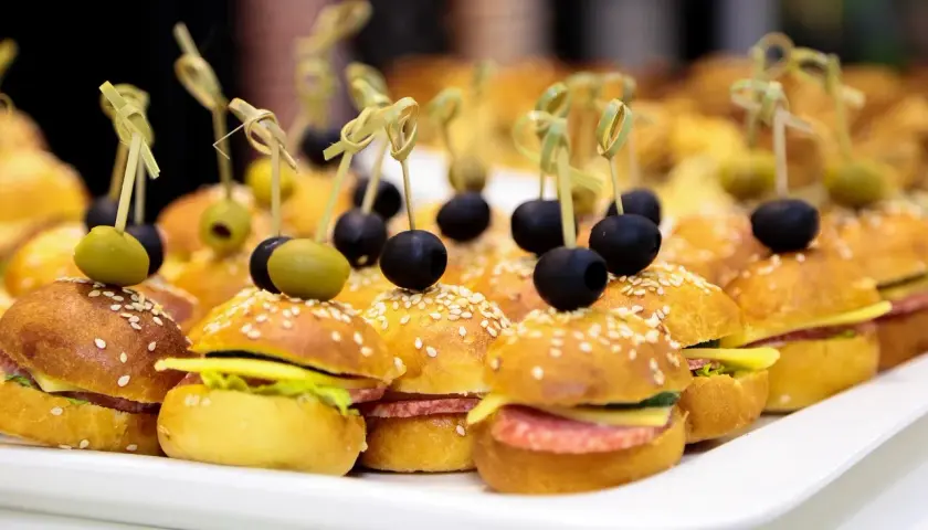Mini kanapki na przyjęcie, idealne na catering w Warszawie. Mini burgery z oliwkami i sezamem.