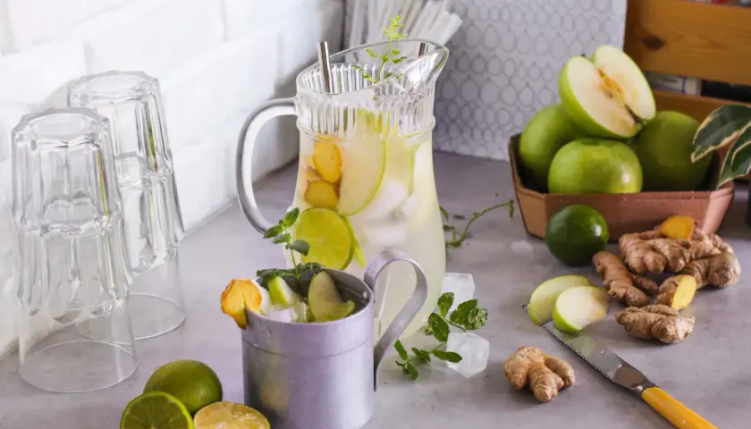 Un rinfrescante mule drink con mele verdi, lime e zenzero, pronto per essere gustato.