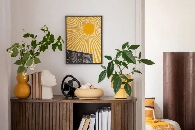 Jak udekorować komodę w salonie? Inspiracje i zasady aranżacji