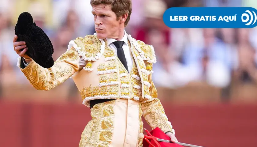 Borja Jiménez torero, con traje de luces dorado, sostiene su montera negra.