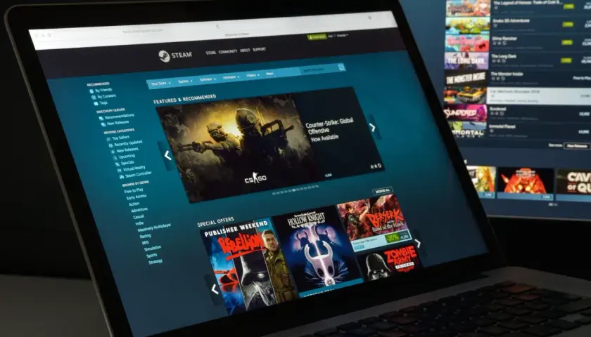 Ekran laptopa z otwartą stroną Steam. Widoczne gry, promocje i menu. Pomocne, gdy zastanawiasz się, jak odzyskać konto Steam.