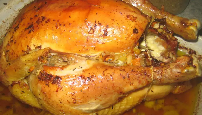 Chapon doré et juteux, prêt à être dégusté. La température cuisson chapon parfaite pour un plat savoureux.