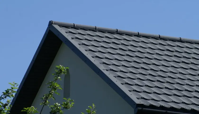 Szary dach z dachówki ceramicznej, idealny do obliczenia, ile dachówek na palecie.