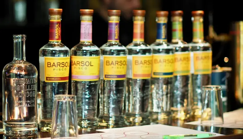 Mehrere Flaschen BARSOL Pisco stehen auf einer Theke, bereit für eine Verkostung. Was ist Pisco? Ein peruanischer Weinbrand.