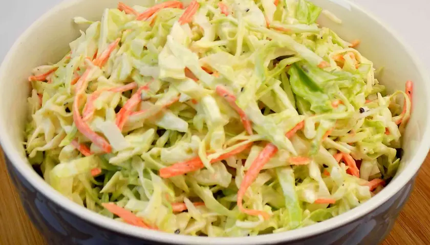 Pyszna surowka z mlodej kapusty a'la coleslaw, z chrupiacymi marchewkami, w kremowym sosie. Idealna na lato.
