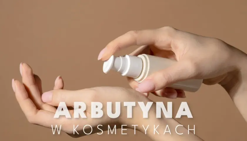 Dłonie aplikują kosmetyk z pompką. Arbutyna w kosmetykach to sekret rozjaśnionej i promiennej skóry.