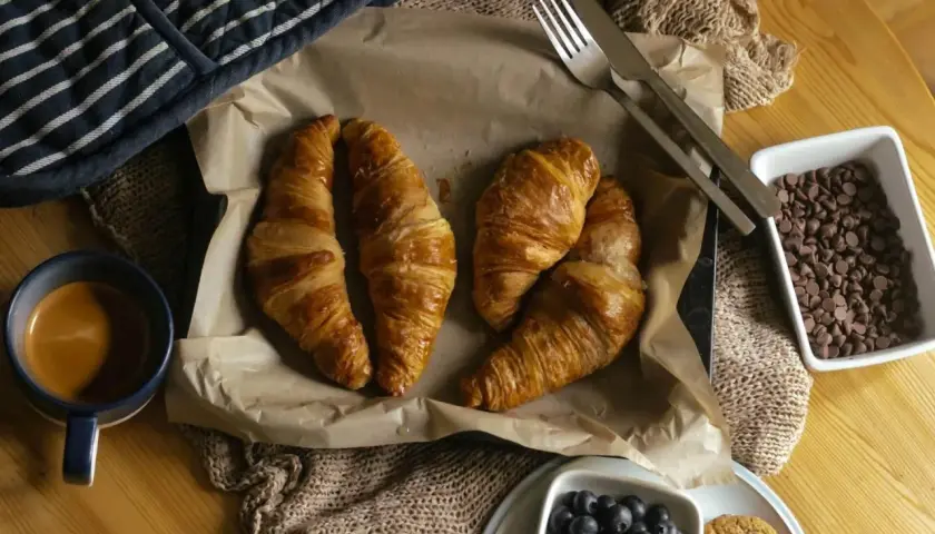 Pyszne croissanty, kawa i czekolada – to właśnie z tego słynie Francja. Idealne śniadanie.