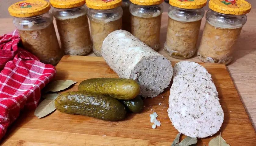 Prosty przepis na kiełbasę słoikową w Thermomixie, który zachwyci